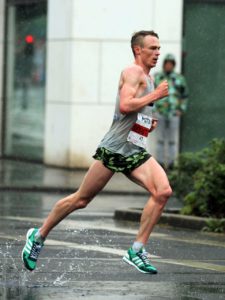 Sebastian Reinwand beim Düsseldorf Marathon. Foto: Markus Herkert